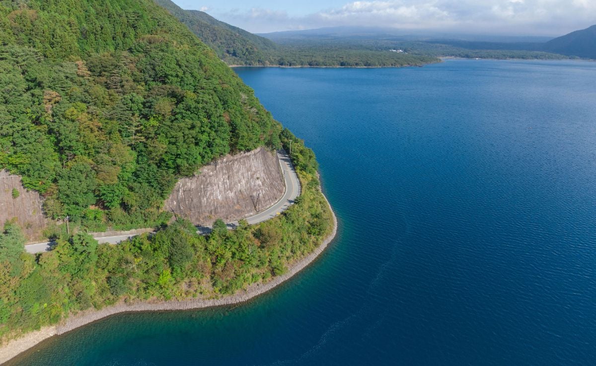 山梨県本栖湖の空撮写真、青く澄んだ湖と周囲の山々の自然美