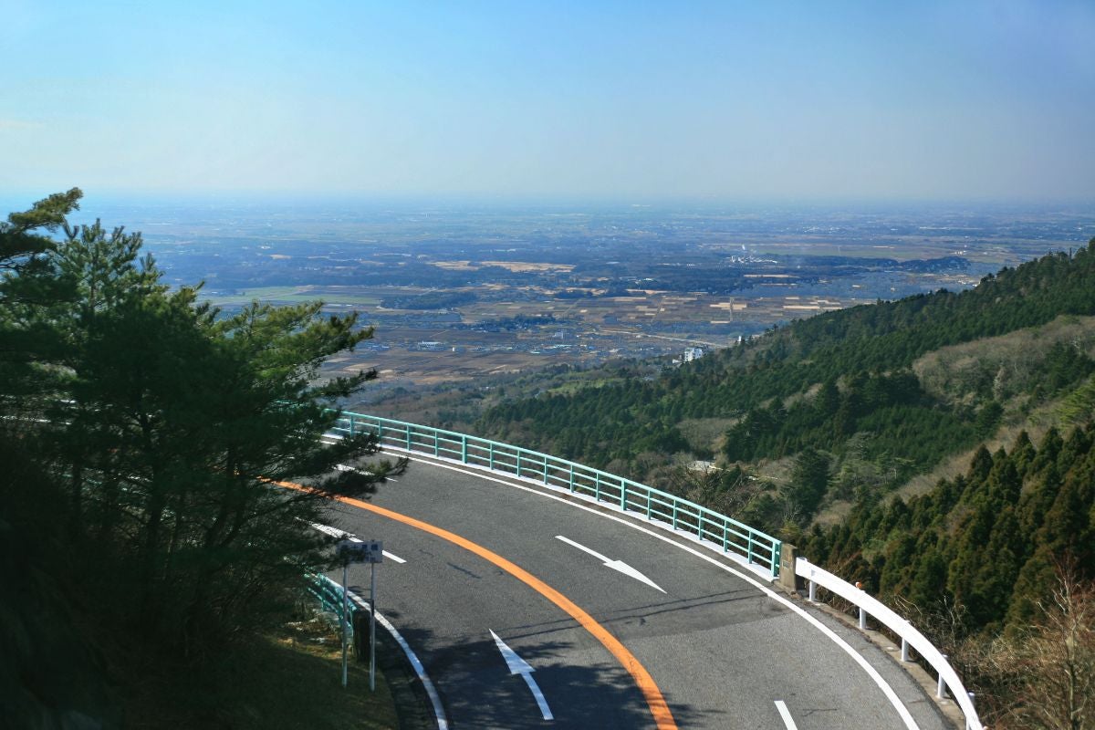 筑波パープルラインのヘアピンカーブから望む関東平野、青空と広がる絶景パノラマビューが楽しめるドライブコース