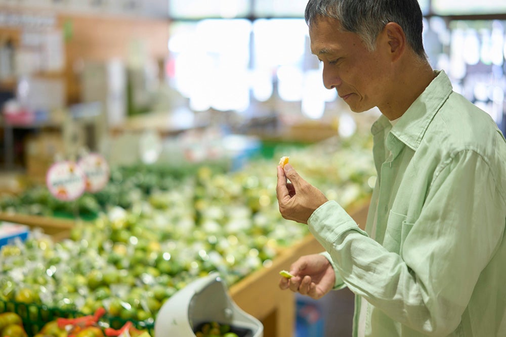 極早生みかんを食べる男性