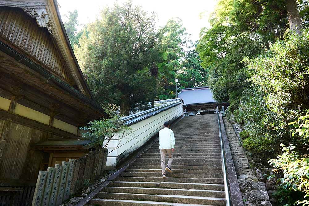 本堂へと続く石階段