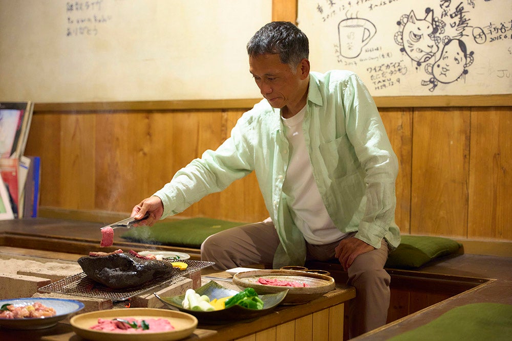 石焼焼肉をする男性
