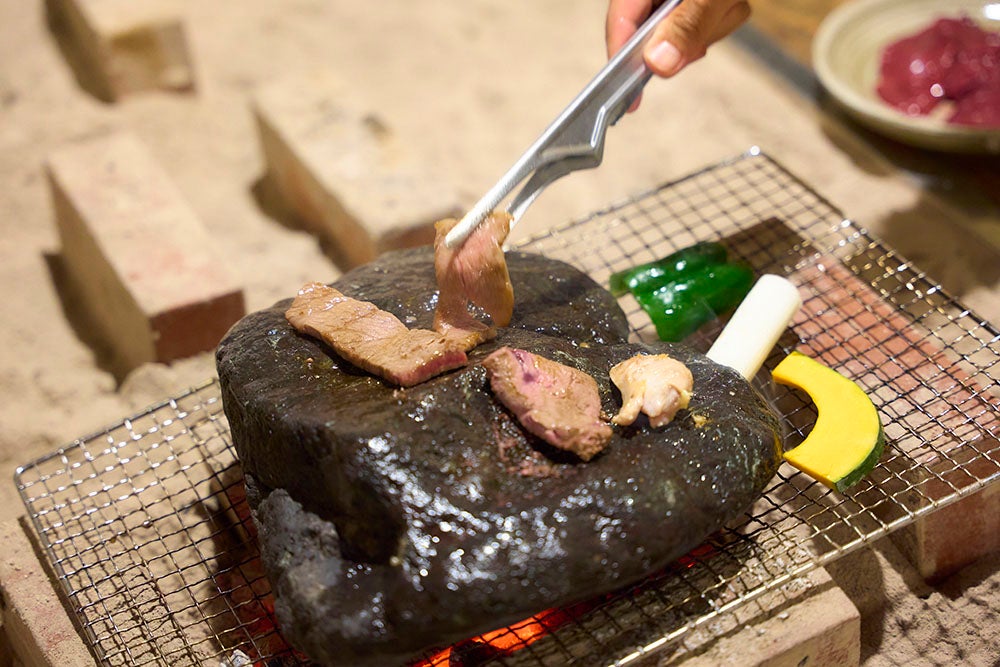 石焼板の上で肉を焼く