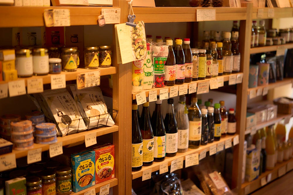かまパンの店内にあるセレクトの調味料など