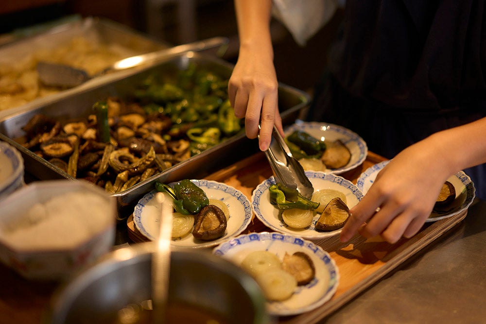 かま屋のキッチンで盛り付けをする様子