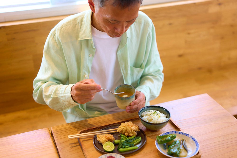 かま屋のランチを食べる男性