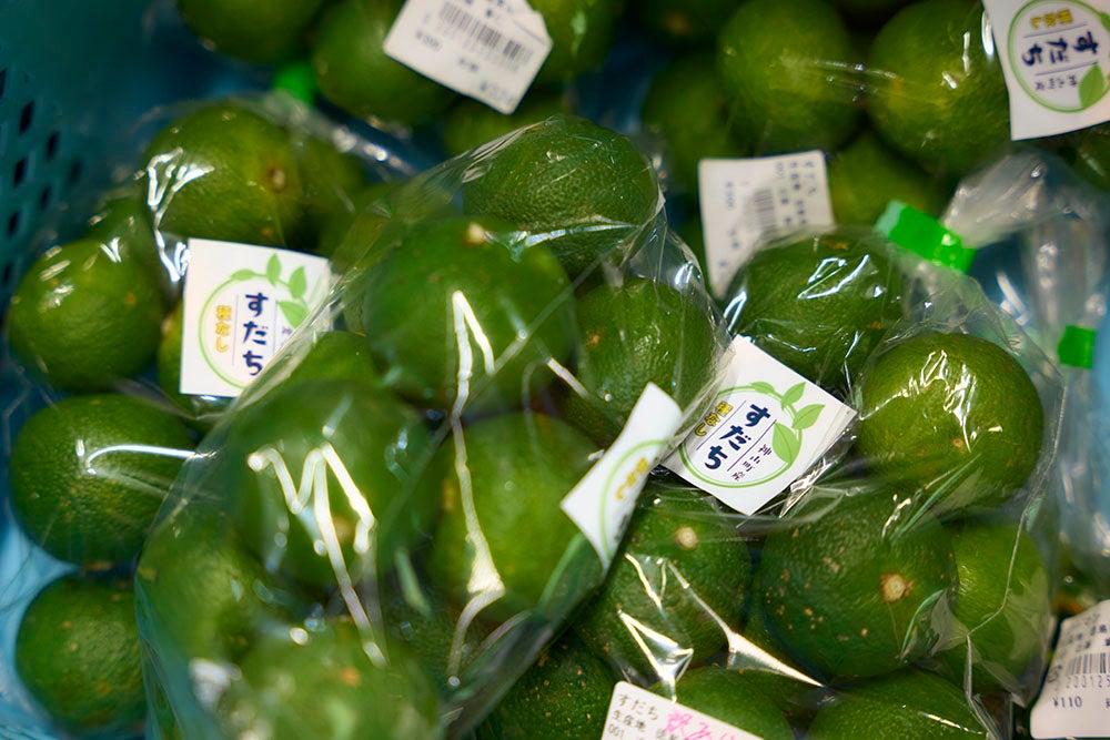 店頭に並ぶすだち