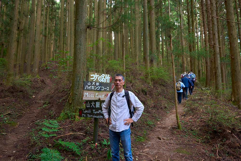 山犬嶽の標識の前に立つ男性