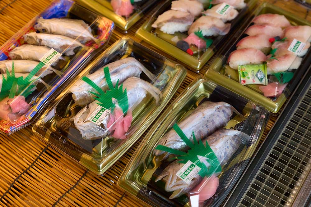 田舎寿しなか山の店頭に並ぶ姿寿司