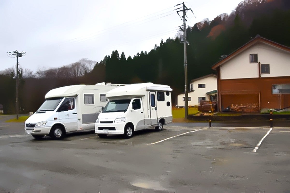 駐車場に止めた2台のキャンピングカー