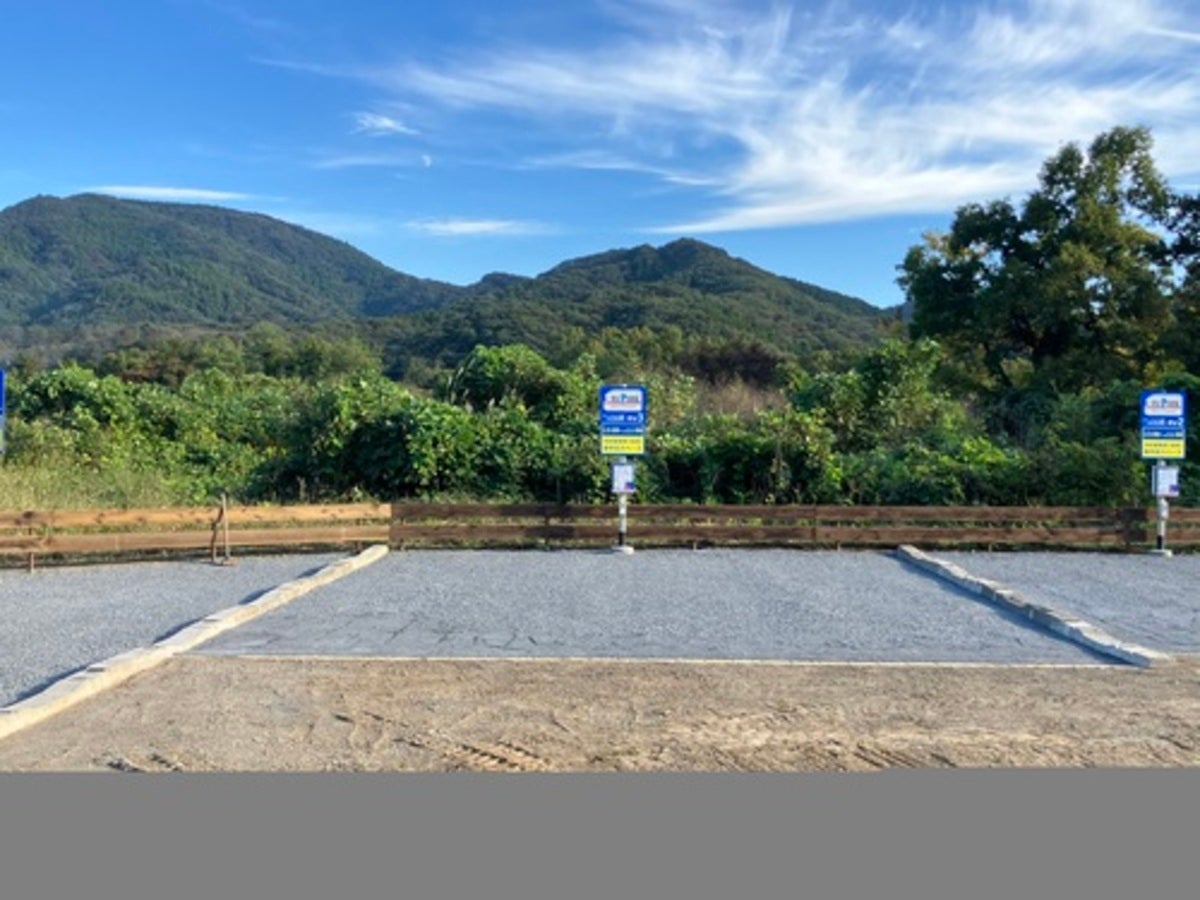 RVパークsmartの駐車サイトと山景色