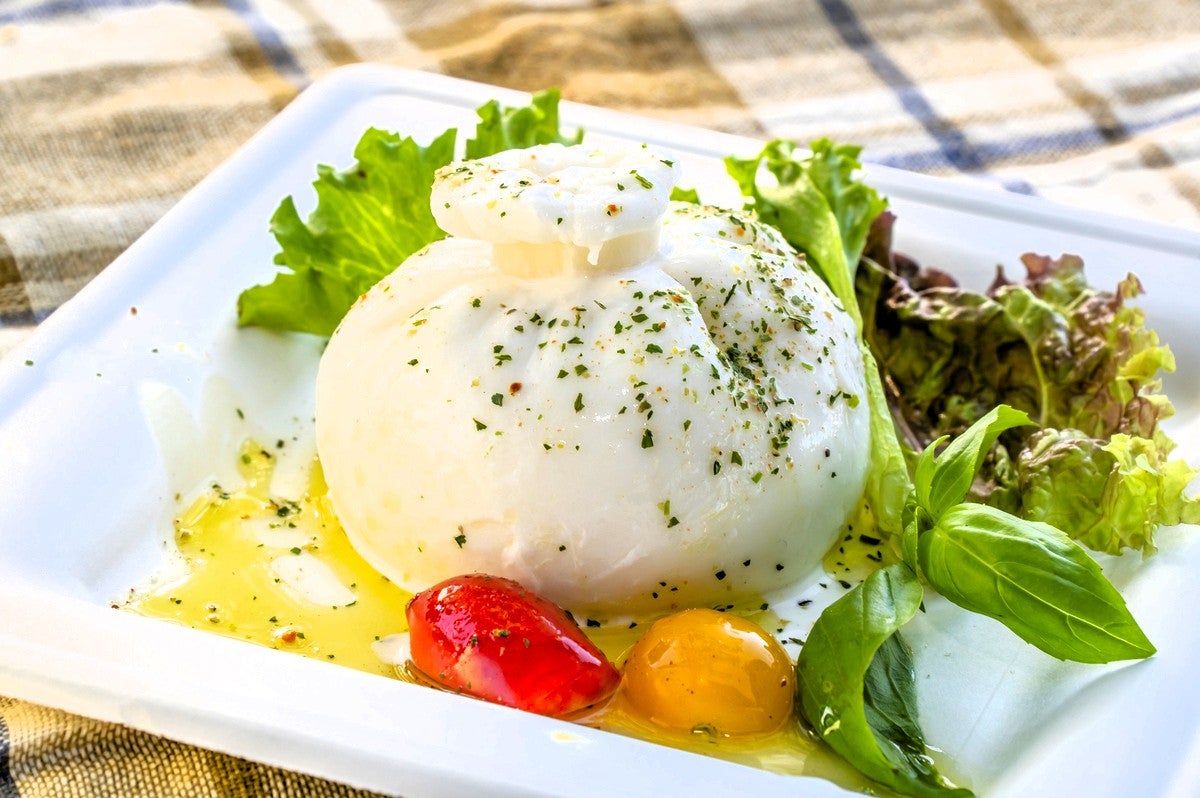 皿に盛り付けたブッラータチーズ