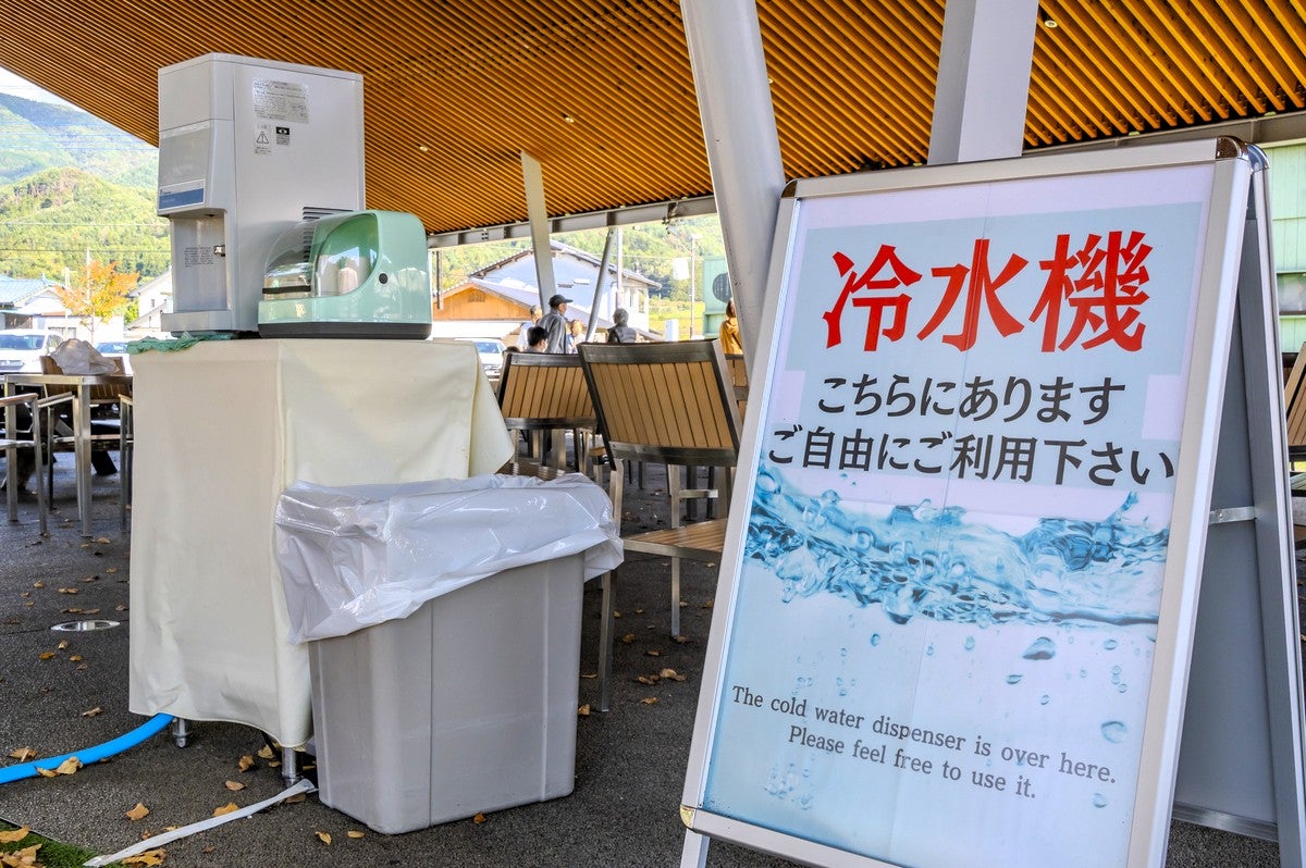 冷水器の看板と冷水器