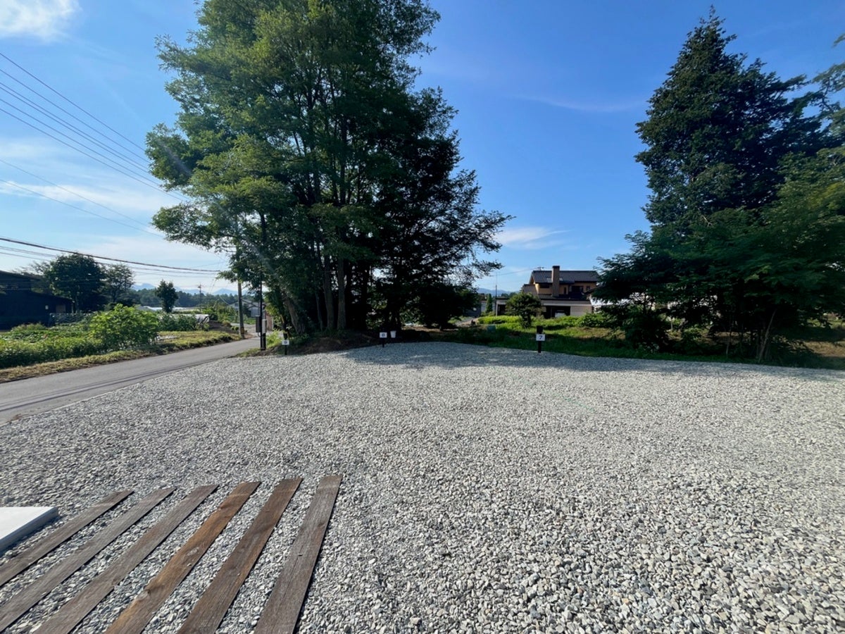 砂利敷きの駐車場風景