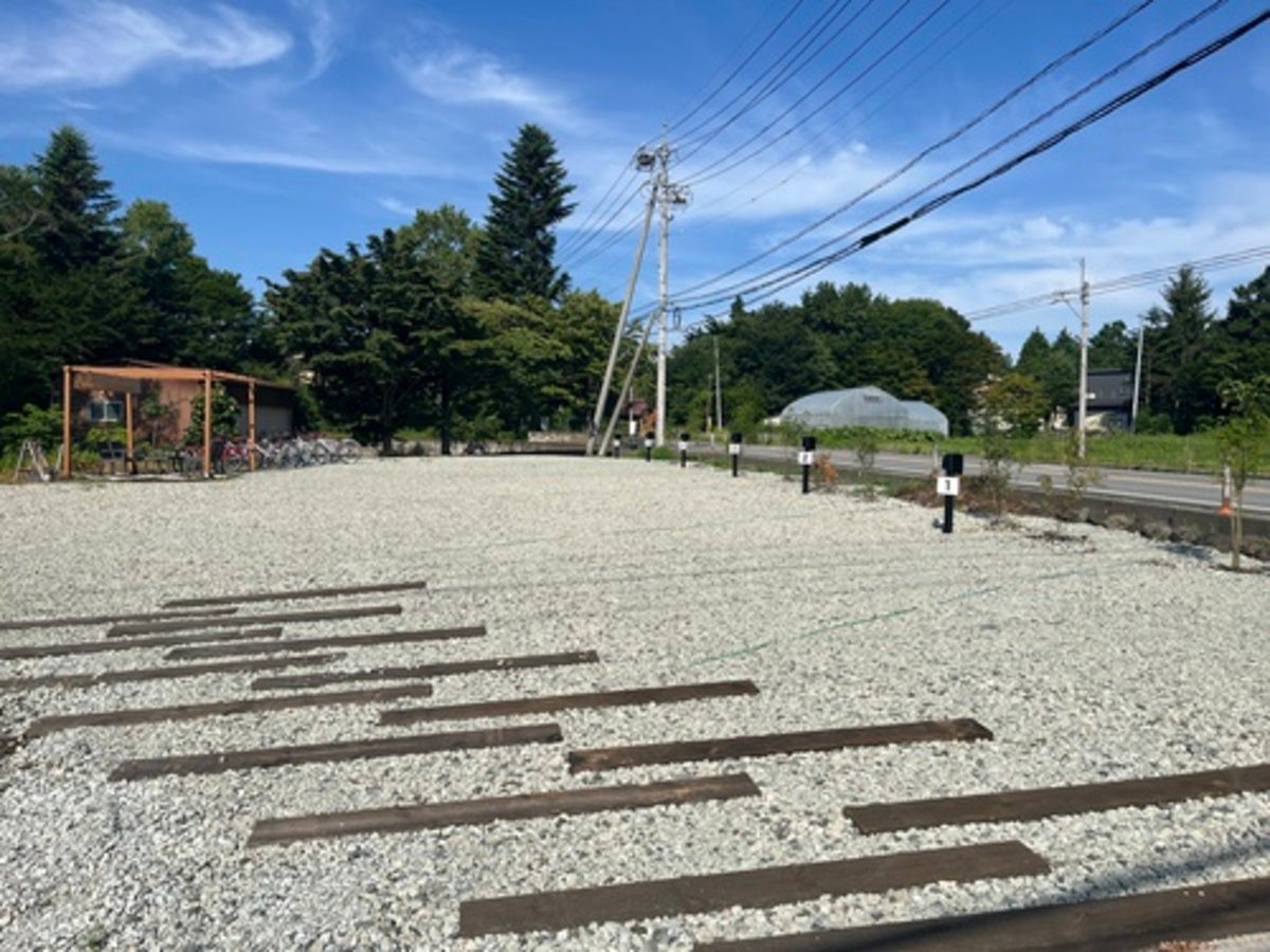 砂利敷き駐車場の風景
