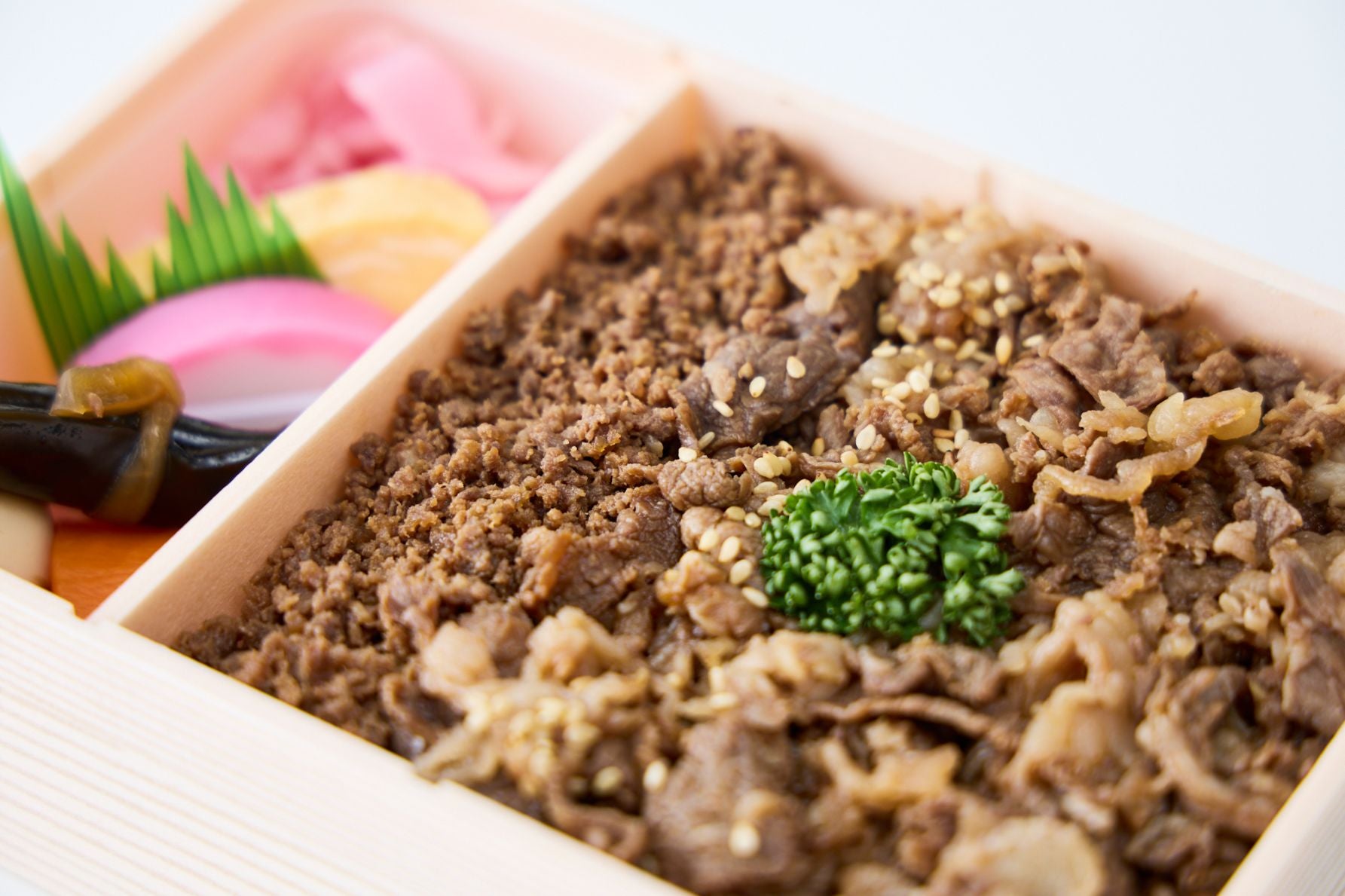 東京駅の人気駅弁4位、新杵屋の牛肉どまん中。山形県産米どまんなかの上に牛肉煮とそぼろが敷き詰められた牛丼風弁当