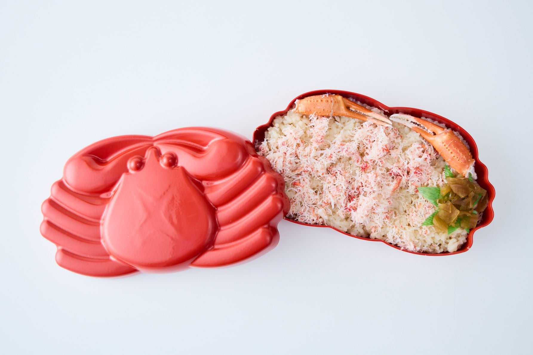 赤いかに型の容器がかわいい、鳥取名物の山陰鳥取かにめし