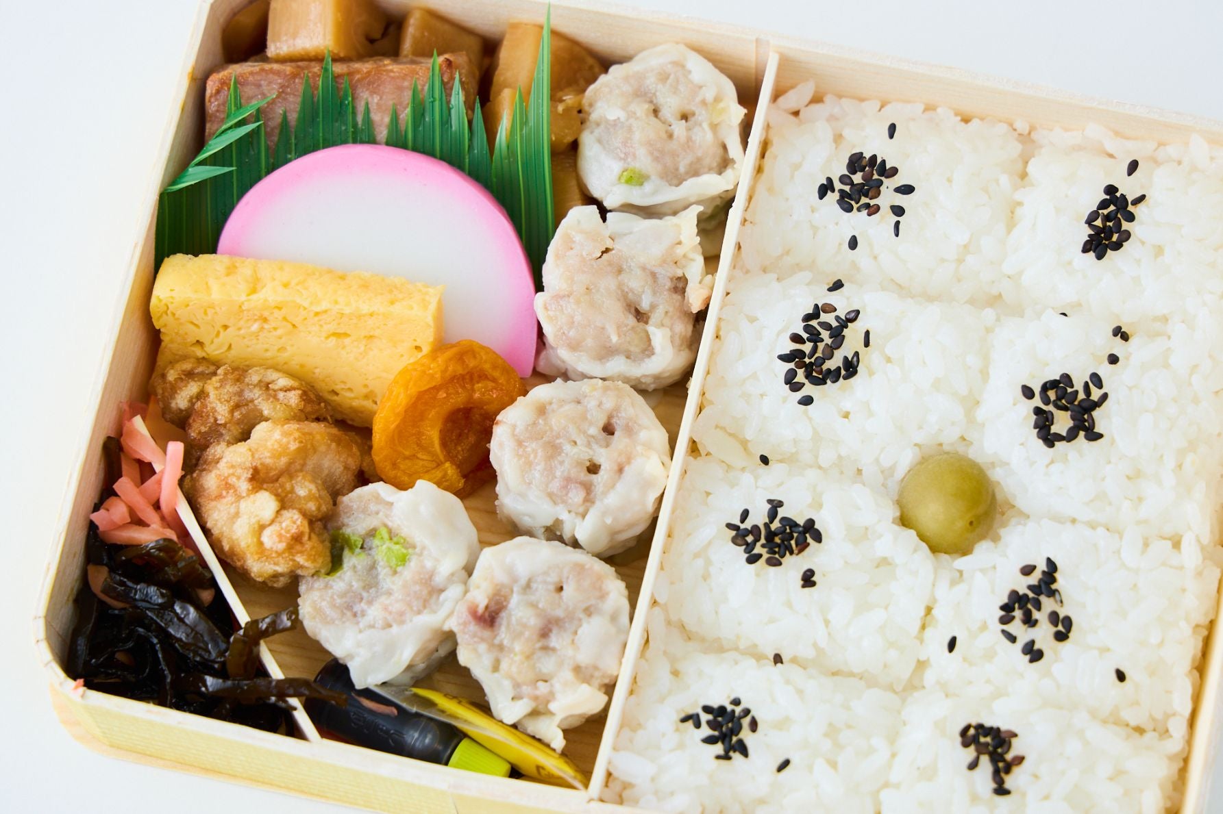 第2位の駅弁、崎陽軒のシウマイ弁当。シウマイ5個と筍煮、唐揚げ、俵型ごはんなどが入ったロングセラー