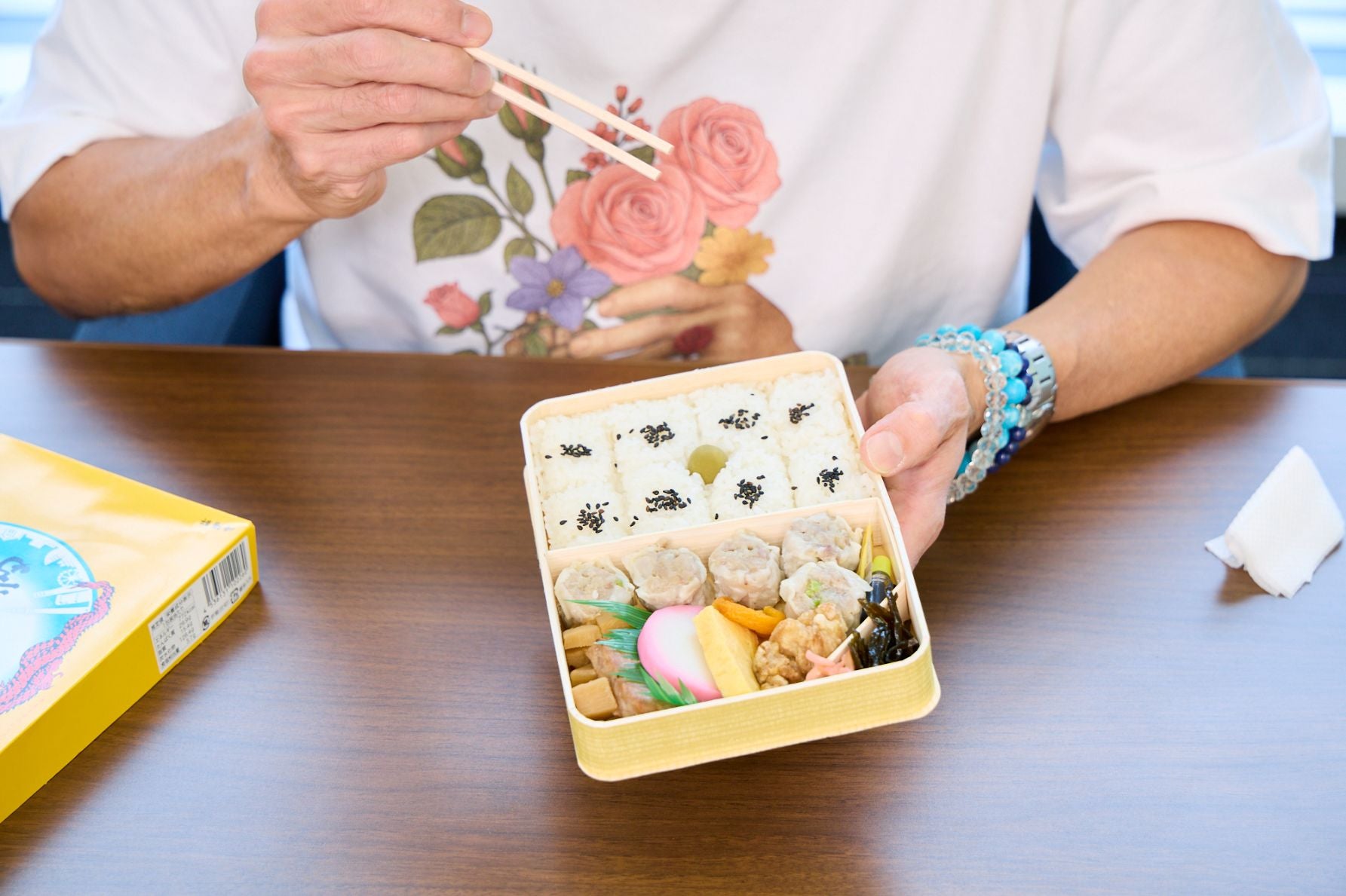 髙嶋政宏さんが食べる順番に言及した、崎陽軒のシウマイ弁当。ご飯、シウマイ、おかずの構成