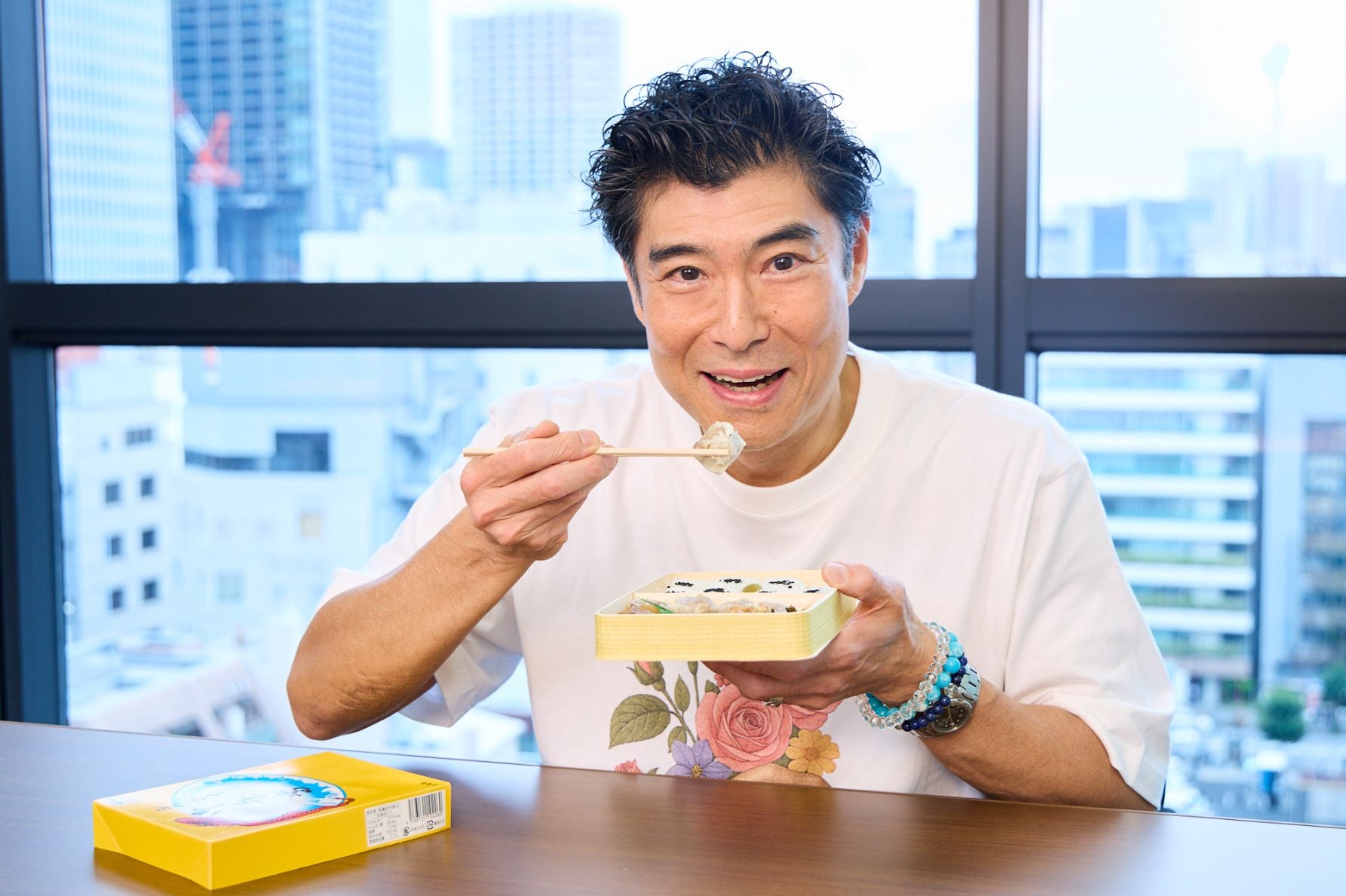 1954年登場のロングセラー、シウマイ弁当。豚肉と干し帆立貝柱の風味豊かなシウマイと高嶋さん