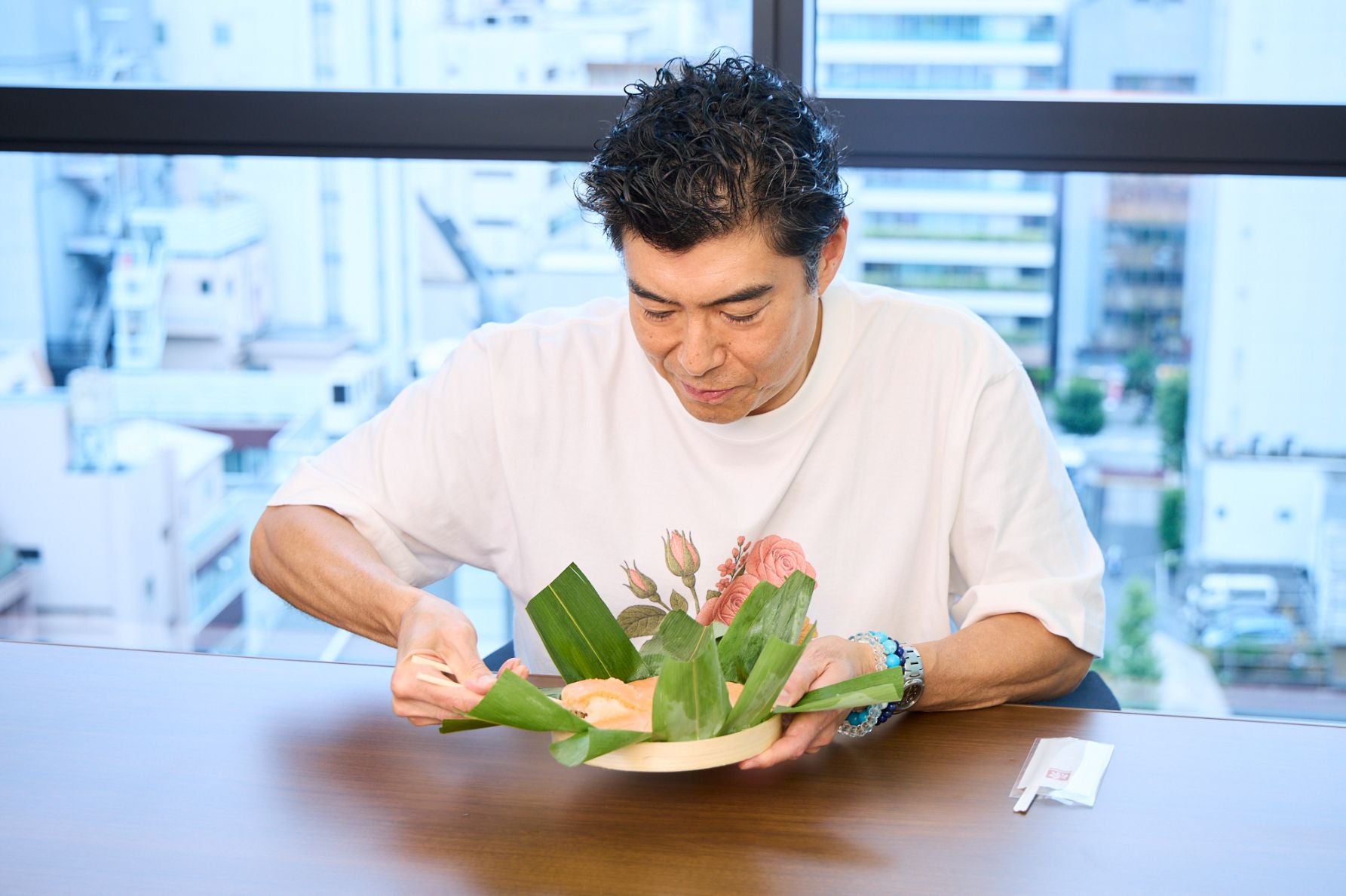 1912年販売開始の歴史ある駅弁、ますのすし。笹のいい香りが食欲をそそる