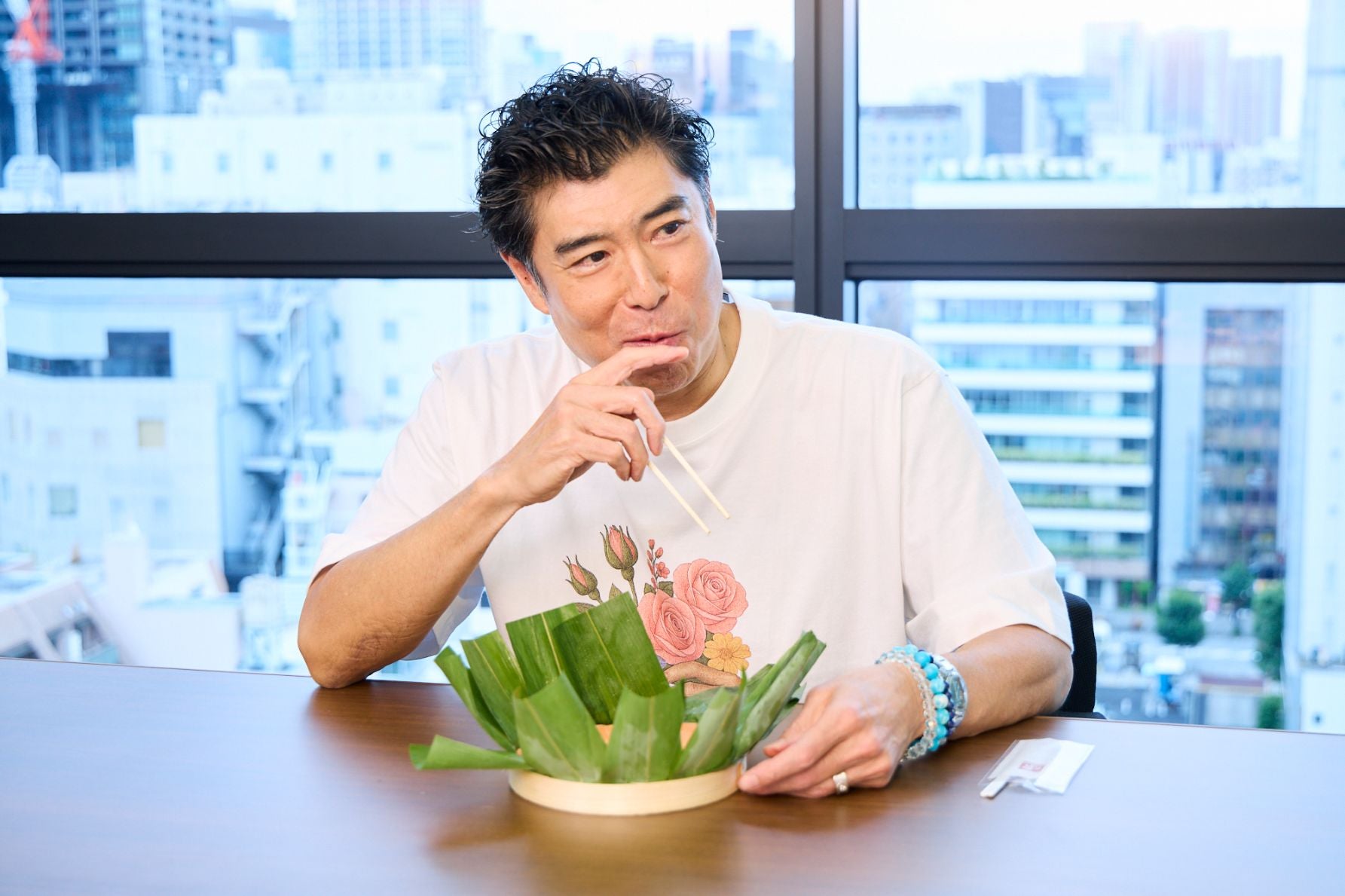 ますのすしを絶賛する高嶋政宏さん