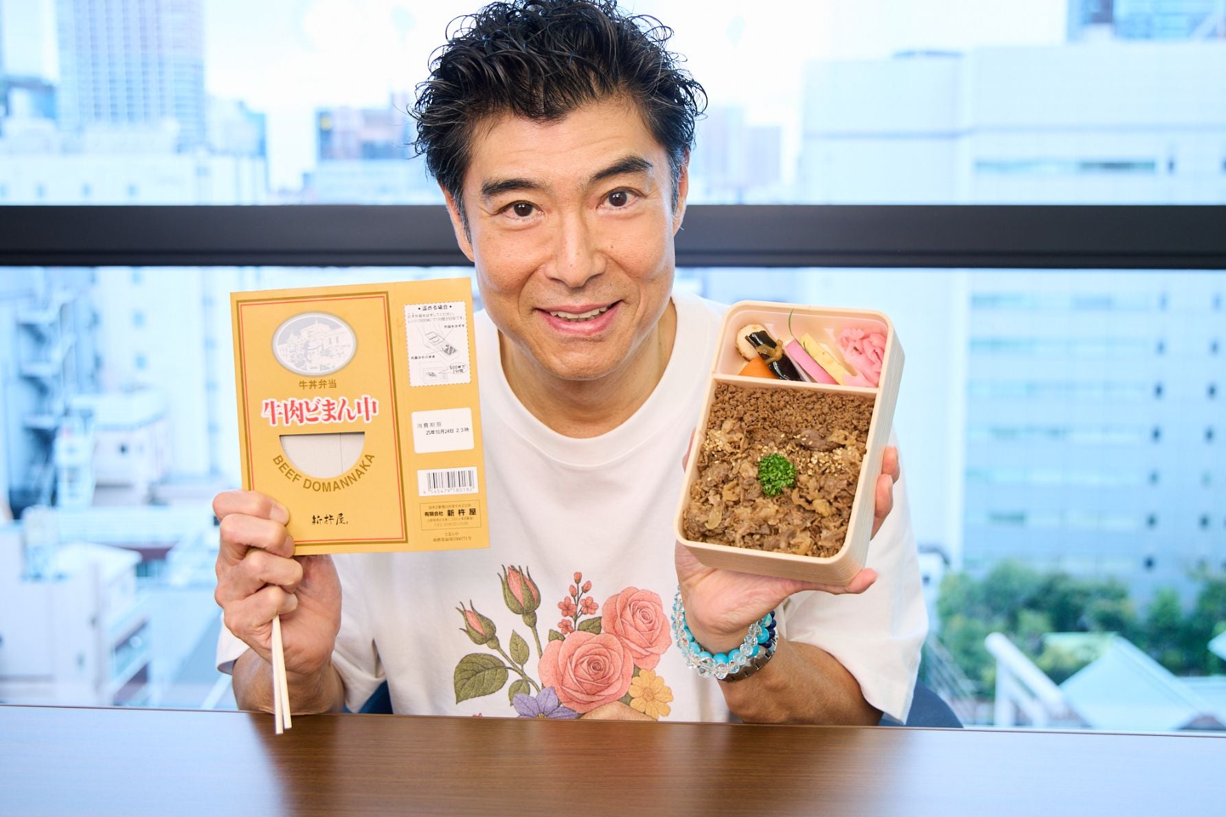 特製タレでじっくり煮込んだ牛肉とそぼろが自慢の、新杵屋の牛肉どまん中を紹介する高嶋さん