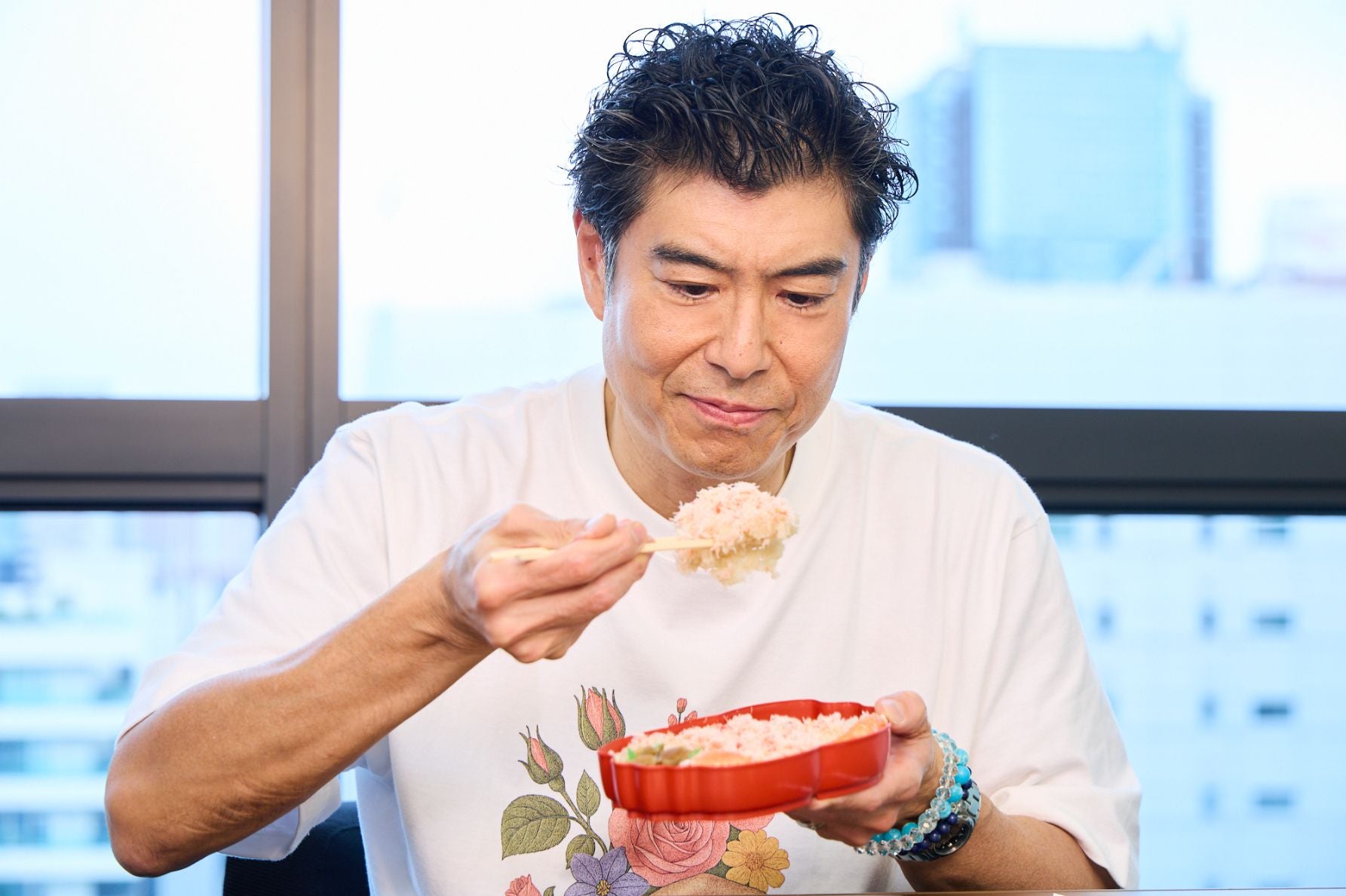 かにがたっぷり！贅沢さに驚く髙嶋政宏さん