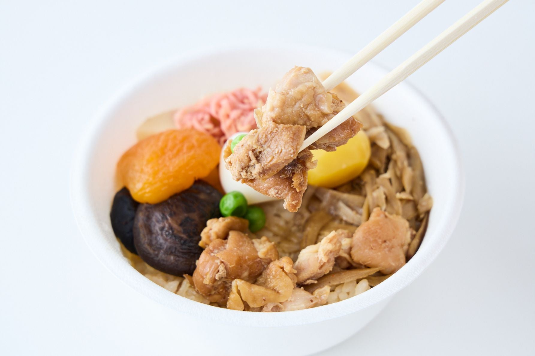 言わずと知れたキング・オブ・駅弁、峠の釜めしの全体像。益子焼の容器と9種類の具材