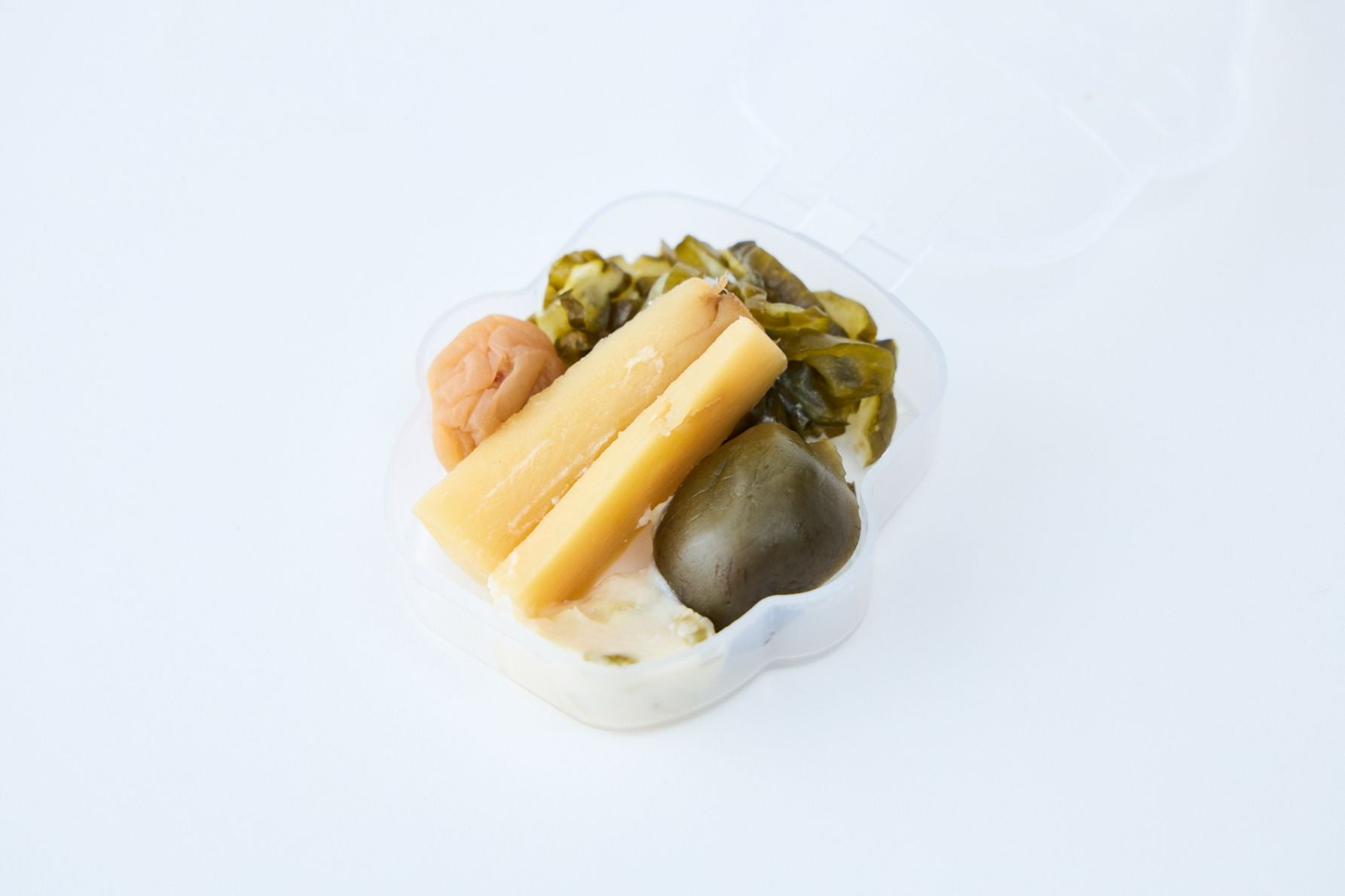 特徴的な容器もかわいらしい別添えの香の物（漬物）が写っている写真