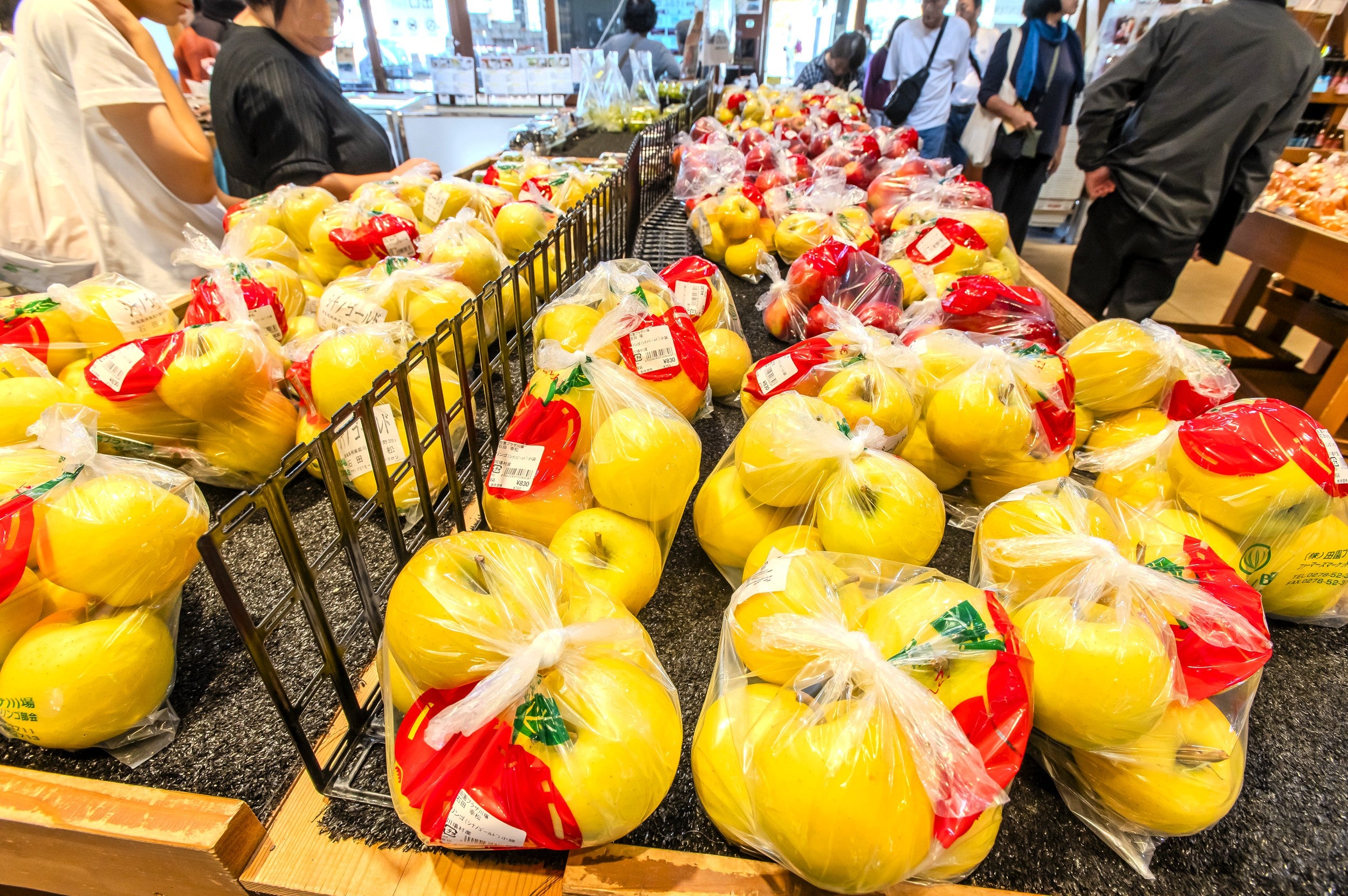 ファーマーズマーケットのリンゴ売り場