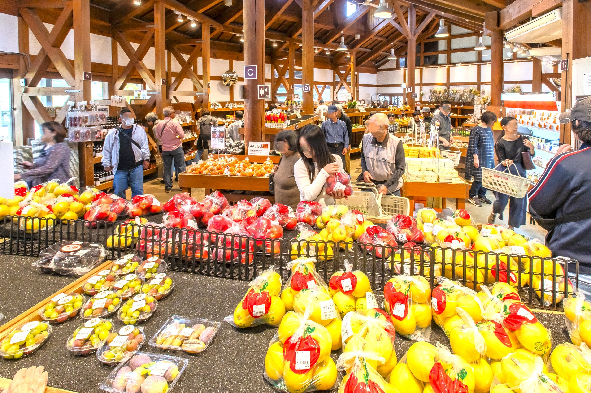道の駅ファーマーズマーケットの内観