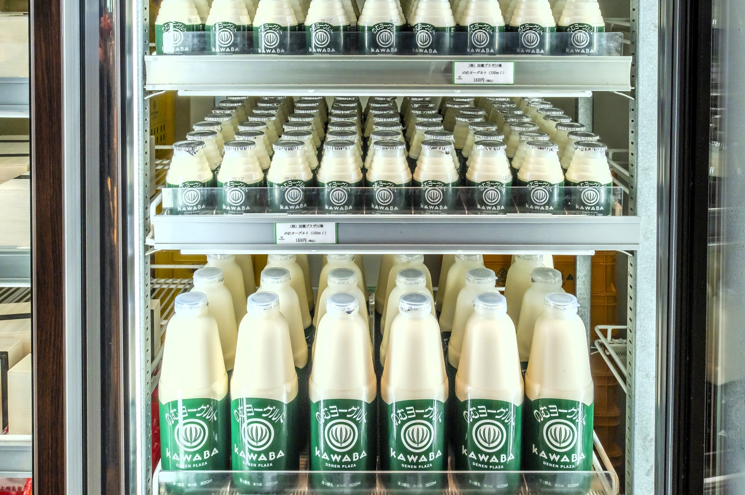 のむヨーグルトが並ぶ冷蔵ショーケース