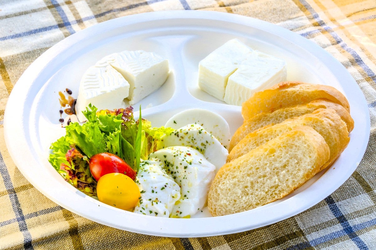 皿に盛り付けられた3種類のチーズとバケット