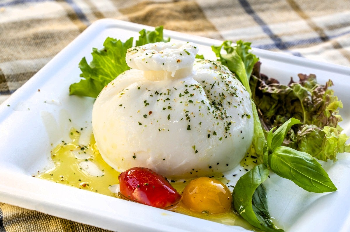 皿におしゃれに盛り付けたブッラータチーズ