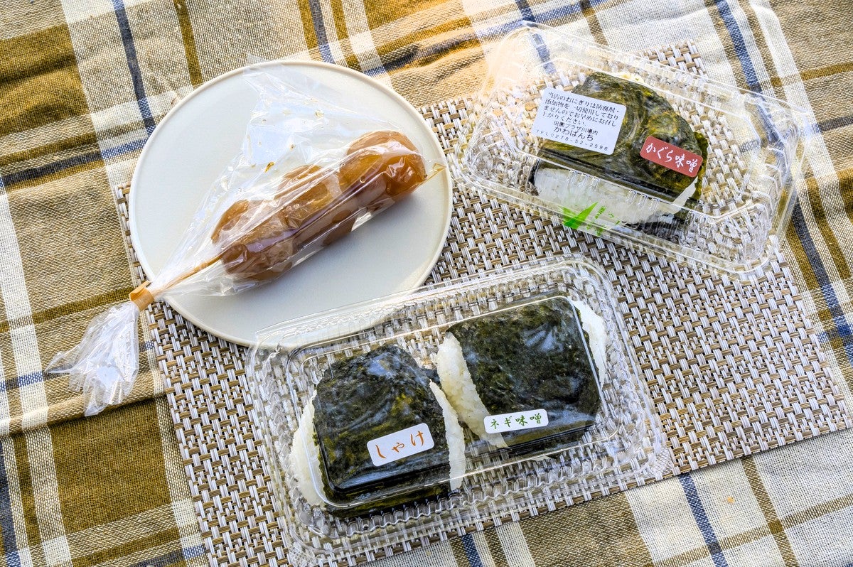 プラパックに入ったおにぎりと串玉こんにゃくの俯瞰写真