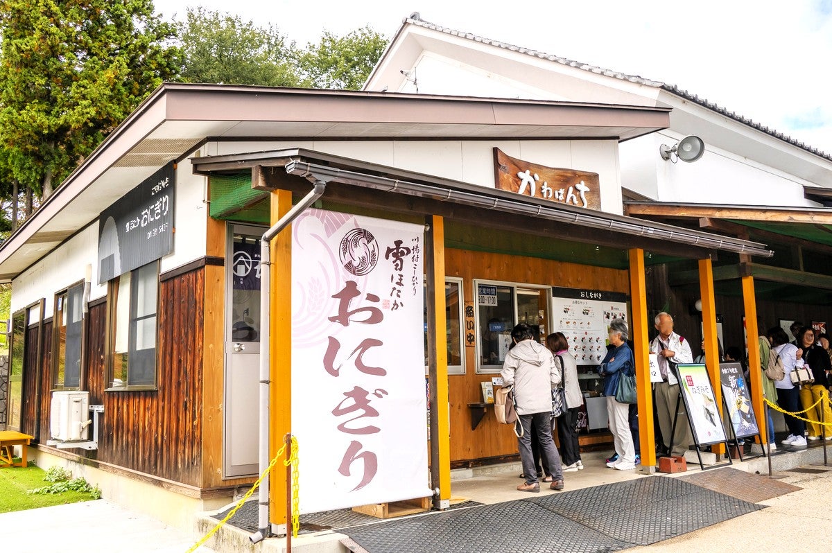 おにぎり店の外観と並ぶ客