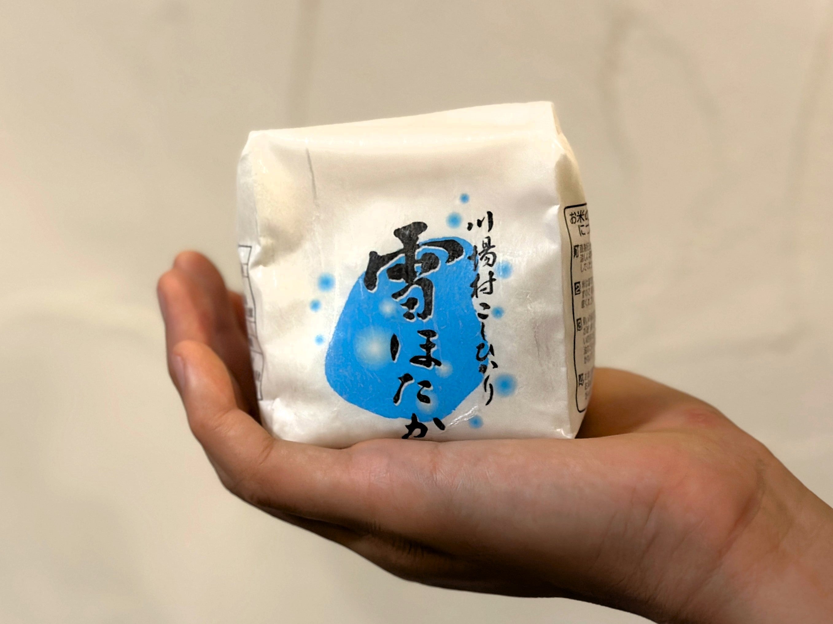 手のひらにのせた2合パックのお米