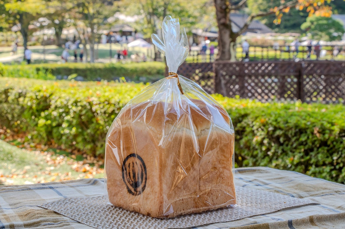 テーブルの上に置いたビニール袋に入った食パン