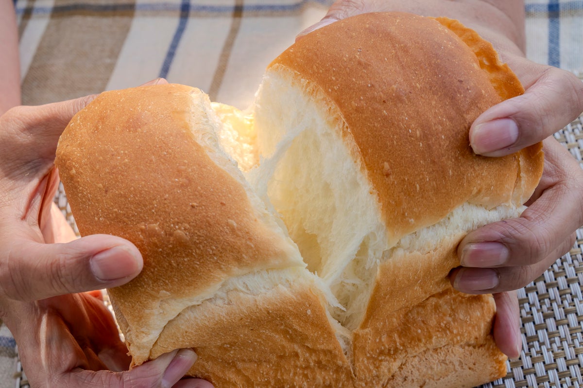 食パン一斤を真ん中から割いている写真