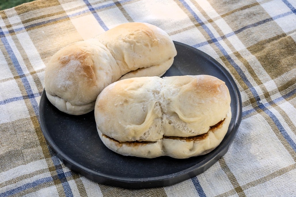 皿に載せたみそパン＆みそバターパン