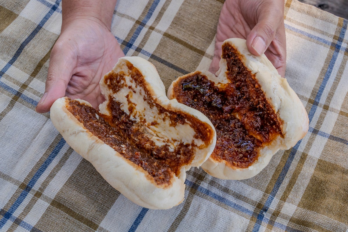 みそパン＆みそバターパンのパンを開いて中身を見せた写真