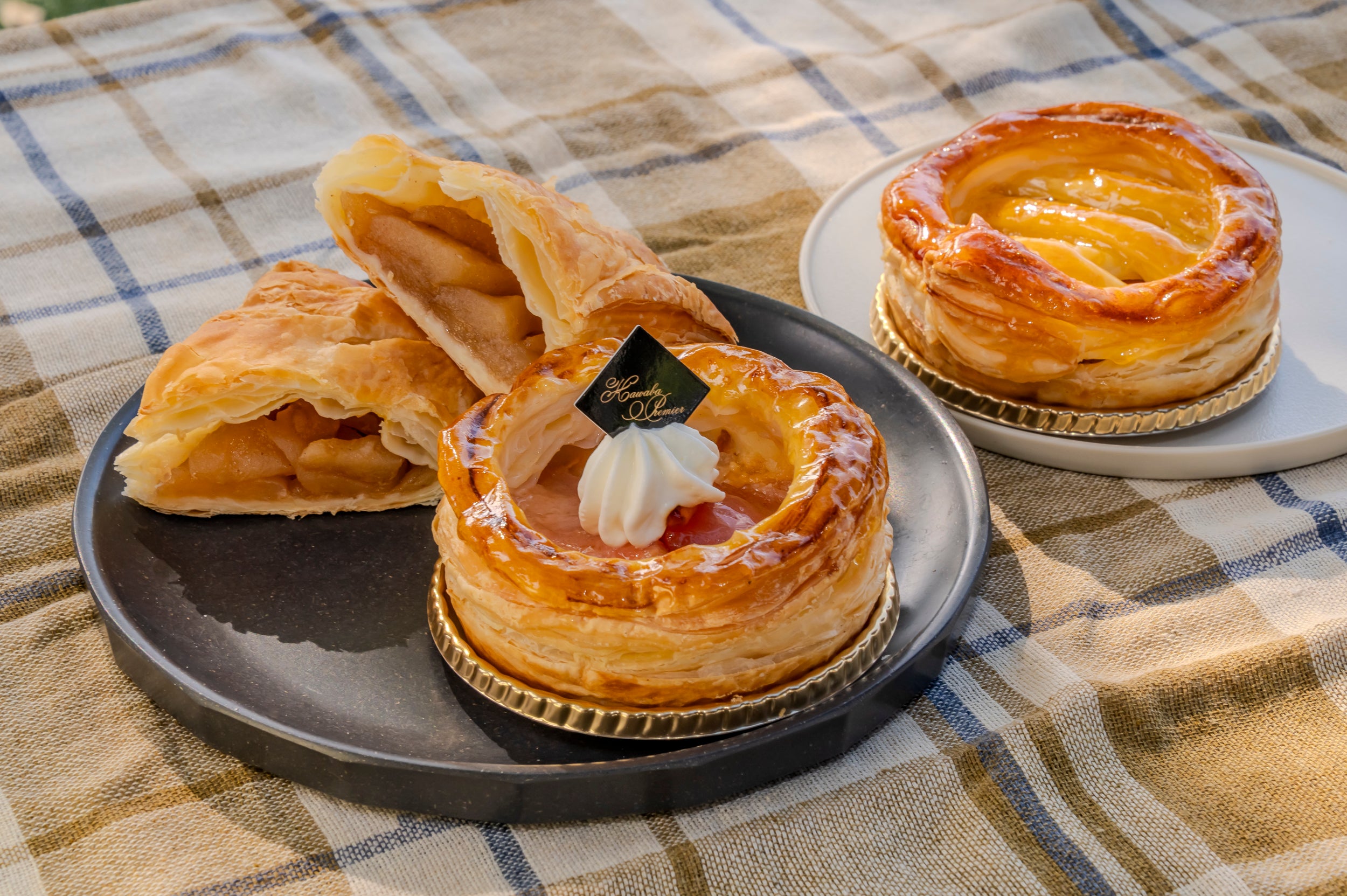 皿に載せたアップルパイ3種