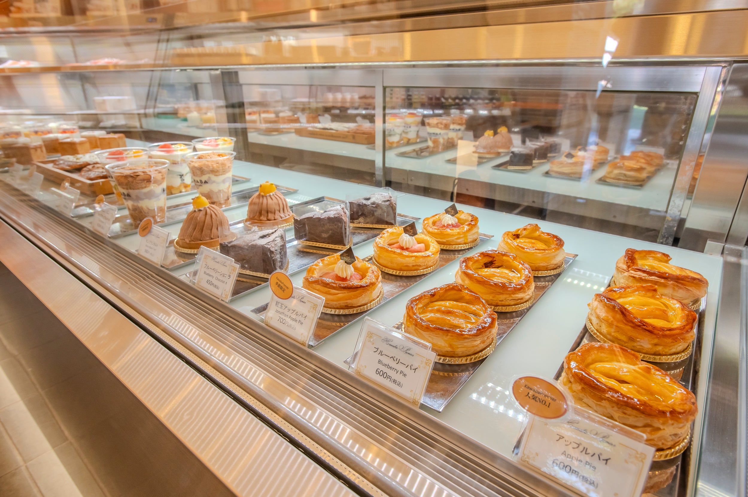 ケーキなど並んだスイーツのショーケース