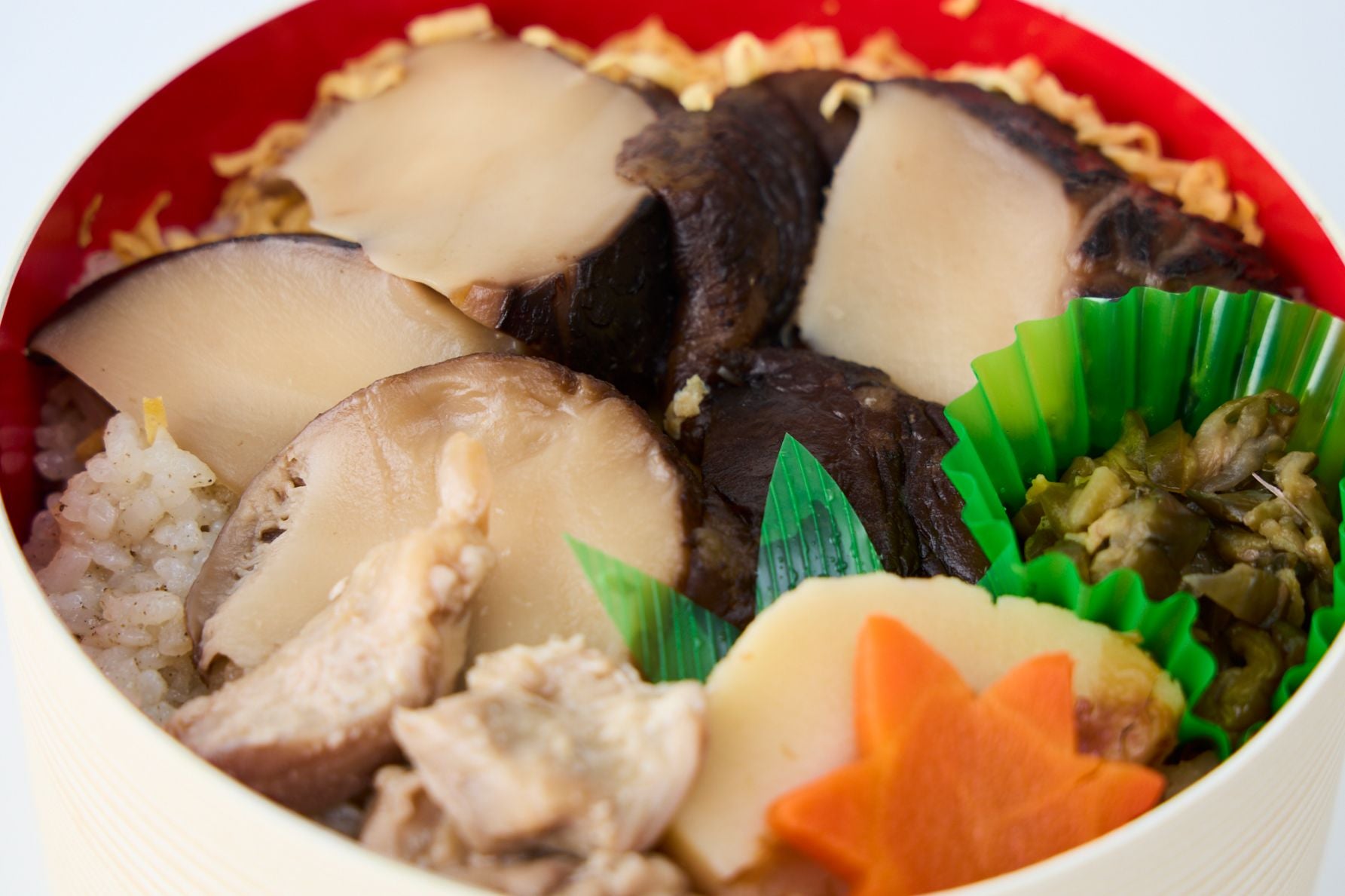 東京駅で買えるアベ鳥取堂の「椎茸弁当 素晴ら椎茸」。肉厚の干し椎茸醤油煮がメインの低カロリー駅弁