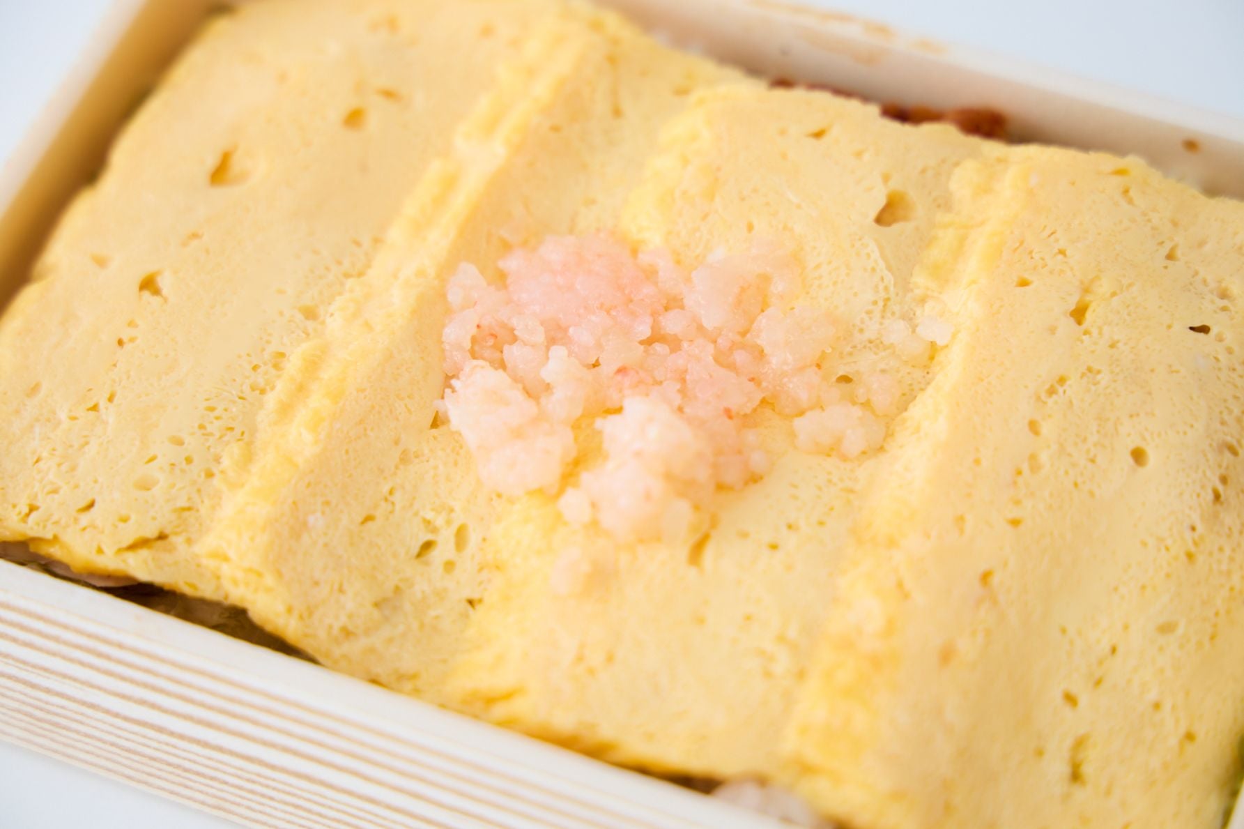 一県するとシンプルな見た目の個性派駅弁「えび千両ちらし」