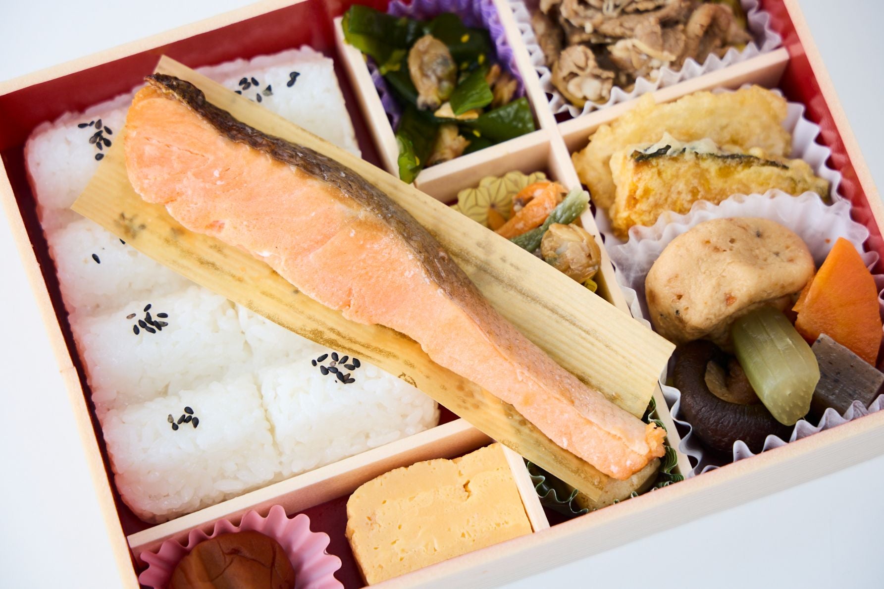 東京駅で買える、髙嶋政宏イチオシの駅弁「日本橋 幕の内」。鮭の塩焼きや天ぷら、煮物など品数豊富な幕の内弁当