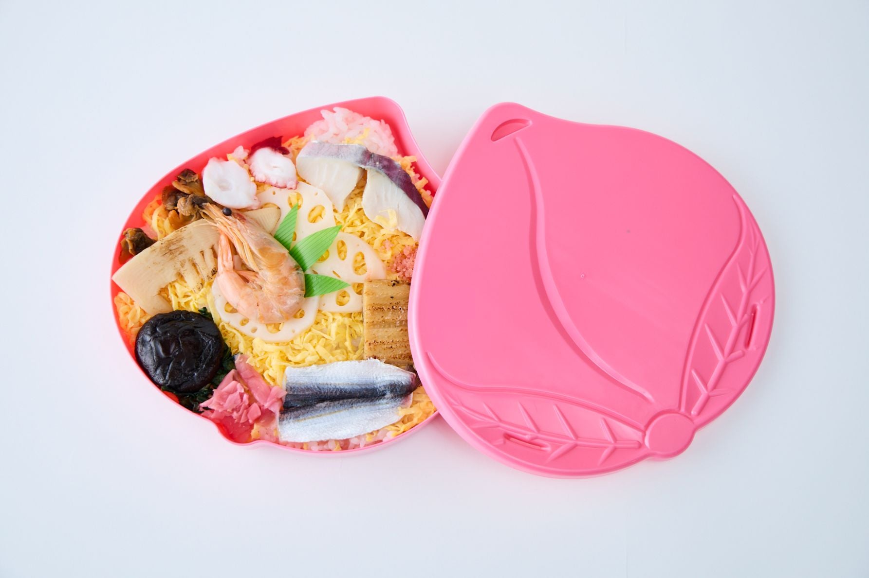 酢飯の上に、えび煮、焼穴子、さわら酢漬、ままかり酢漬、錦糸卵など様々な具材が乗った祭ずし