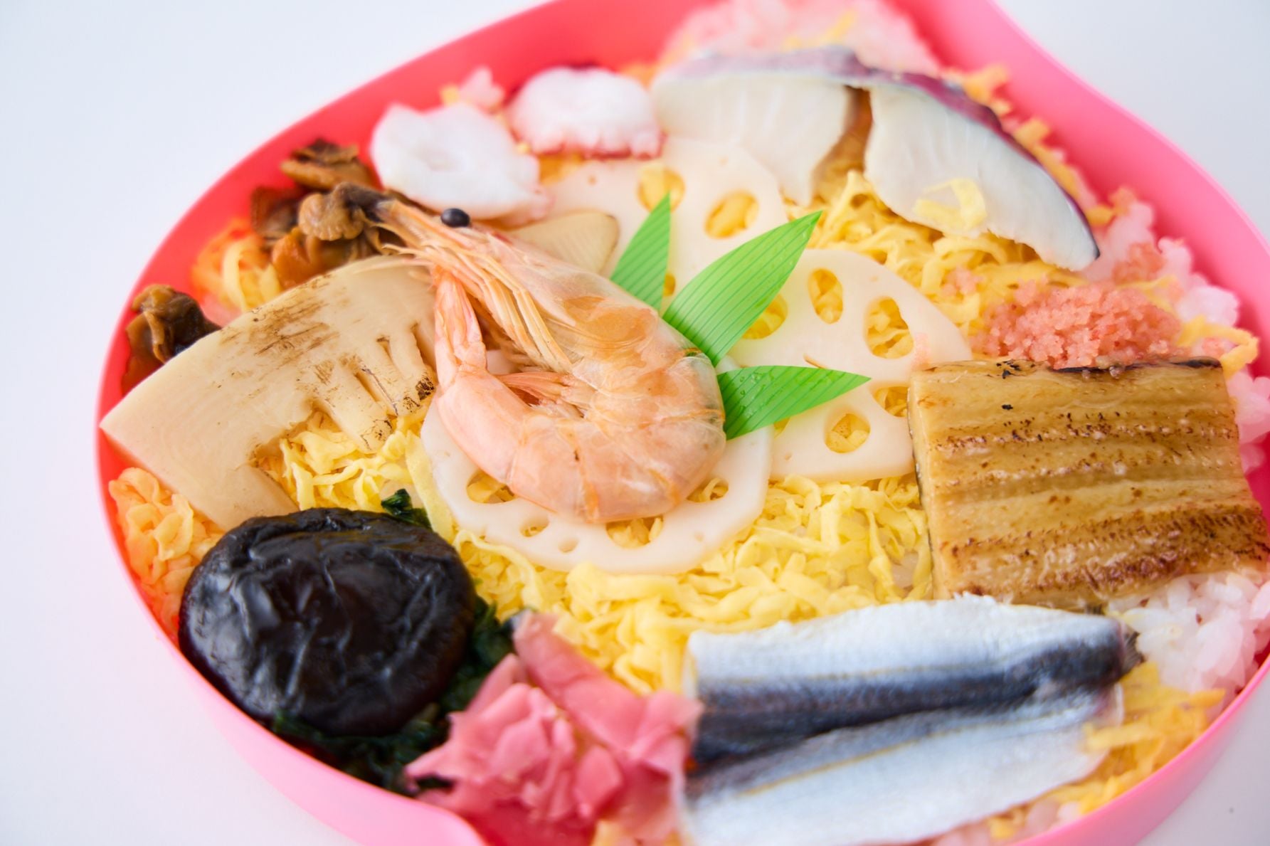 三好野本店の桃太郎の祭ずし。ピンクの桃型容器に入った豪華なちらし寿司