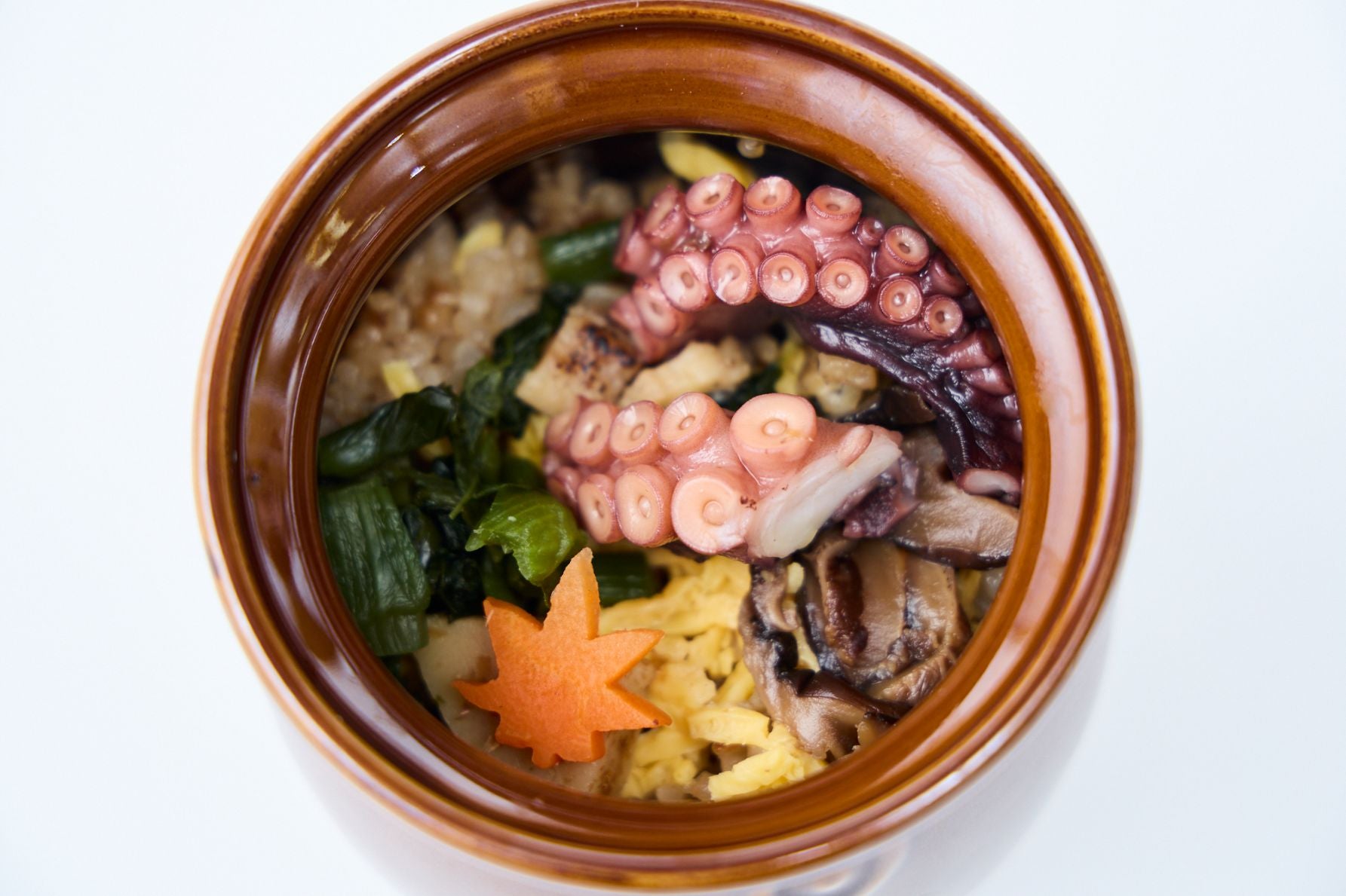 東京駅で人気の駅弁6位、淡路屋のひっぱりだこ飯。蛸壺を模した陶器容器に、たこや穴子、季節の野菜が乗った炊き込みご飯