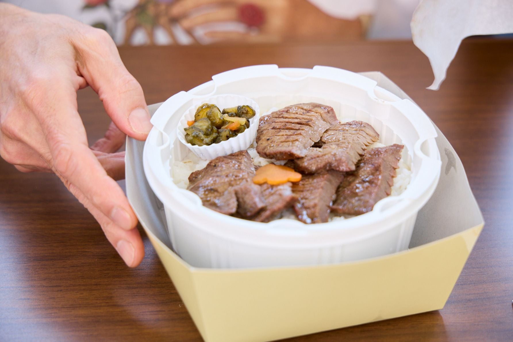 熱々の出来立てが楽しめる、仙台名物牛たん弁当。特製塩ダレで熟成させた厚切り牛たん